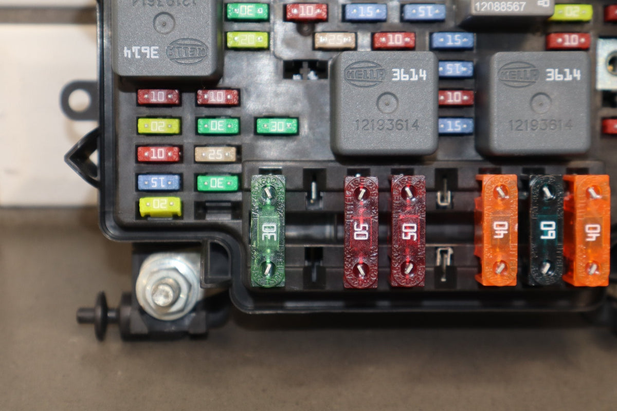 2002 Chevrolet Silverado GMT800 6.0LL Gasoline Engine Fuse Box 15811689