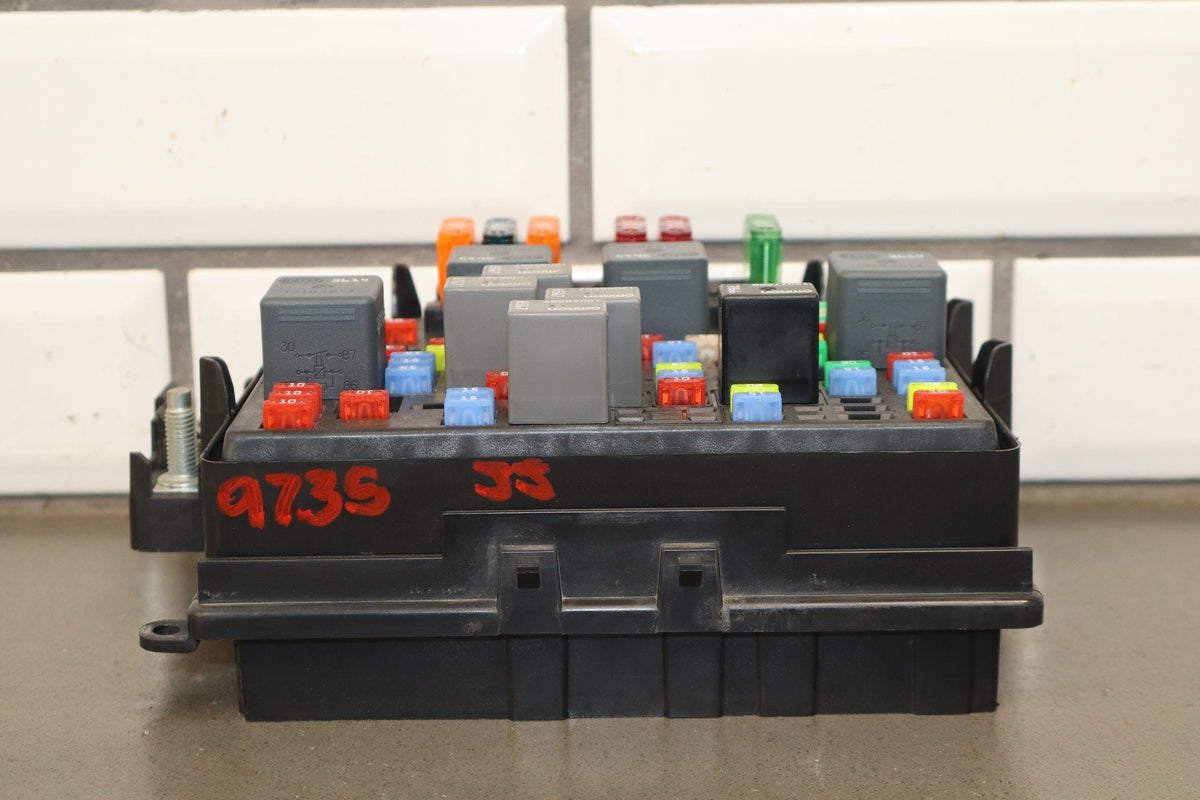 2002 Chevrolet Silverado GMT800 6.0LL Gasoline Engine Fuse Box 15811689