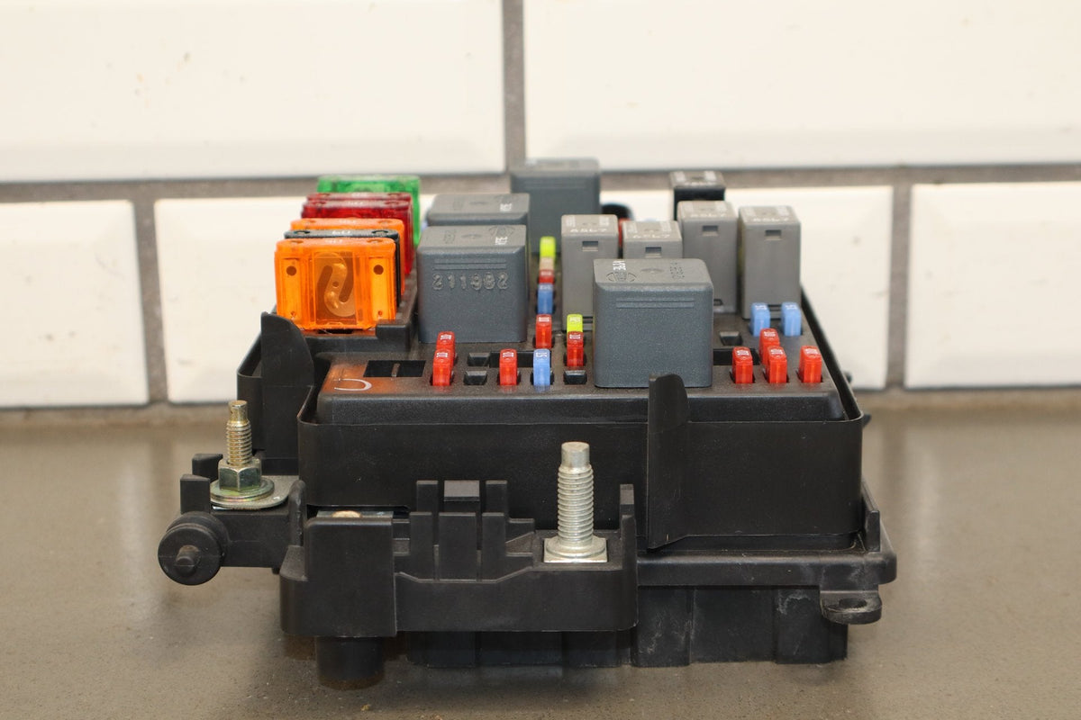 2002 Chevrolet Silverado GMT800 6.0LL Gasoline Engine Fuse Box 15811689