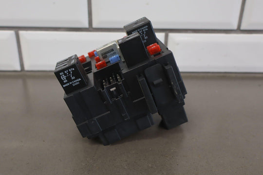 2002 GMC Sierra 2500HD 6.6L LB7 Duramax Diesel Engine Fuse Box 15770992