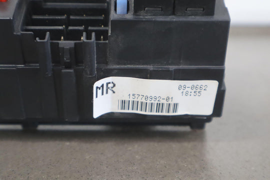 2002 GMC Sierra 2500HD 6.6L LB7 Duramax Diesel Engine Fuse Box 15770992