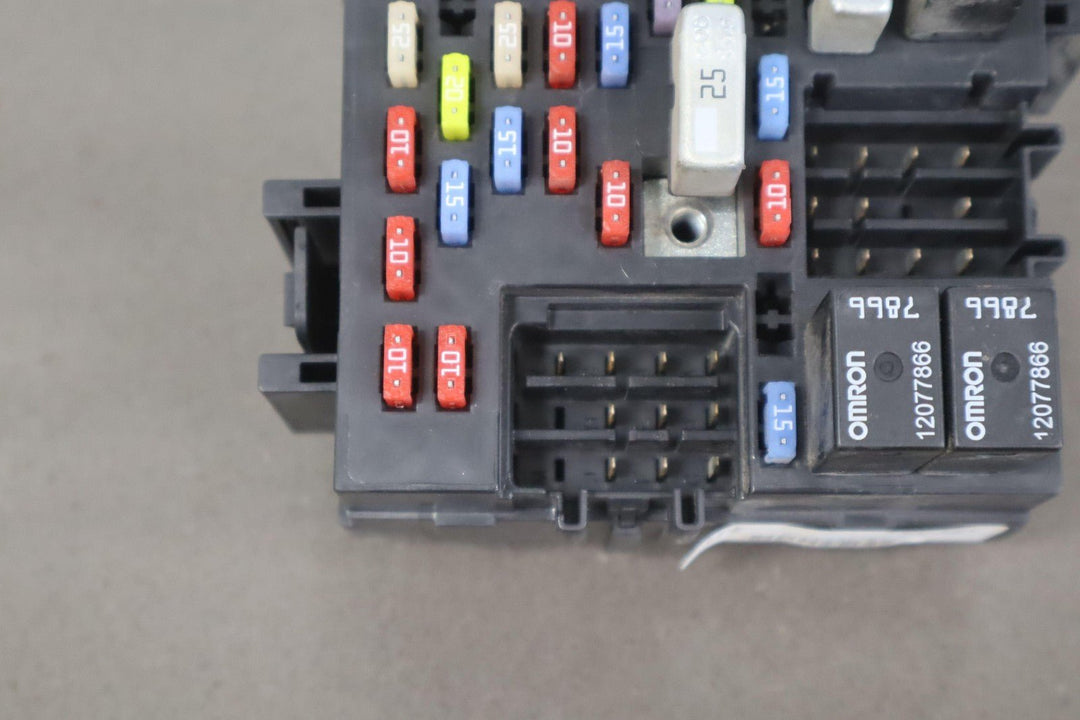 2002 GMC Sierra 2500HD 6.6L LB7 Duramax Diesel Engine Fuse Box 15770992
