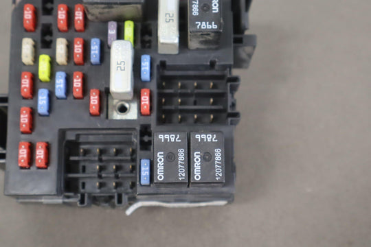 2002 GMC Sierra 2500HD 6.6L LB7 Duramax Diesel Engine Fuse Box 15770992