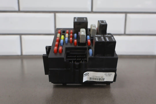 2002 GMC Sierra 2500HD 6.6L LB7 Duramax Diesel Engine Fuse Box 15770992
