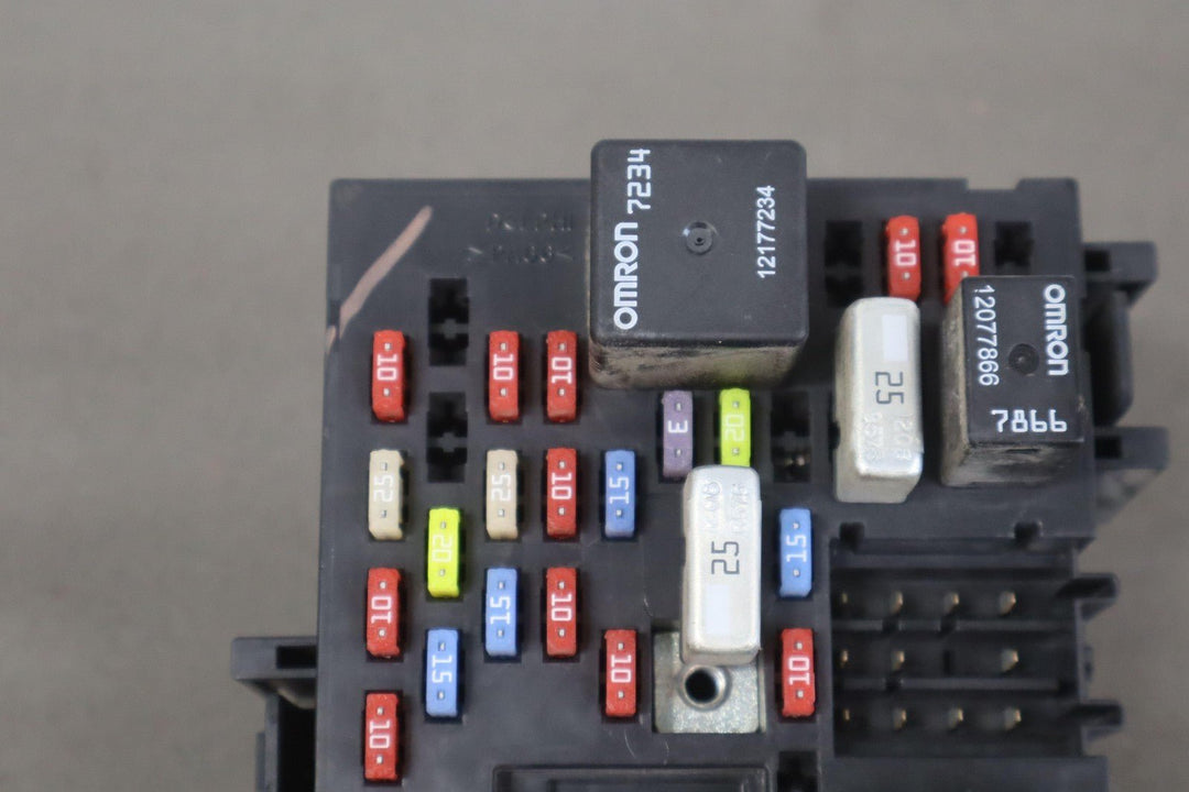 2002 GMC Sierra 2500HD 6.6L LB7 Duramax Diesel Engine Fuse Box 15770992