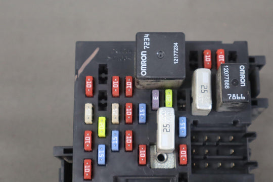 2002 GMC Sierra 2500HD 6.6L LB7 Duramax Diesel Engine Fuse Box 15770992