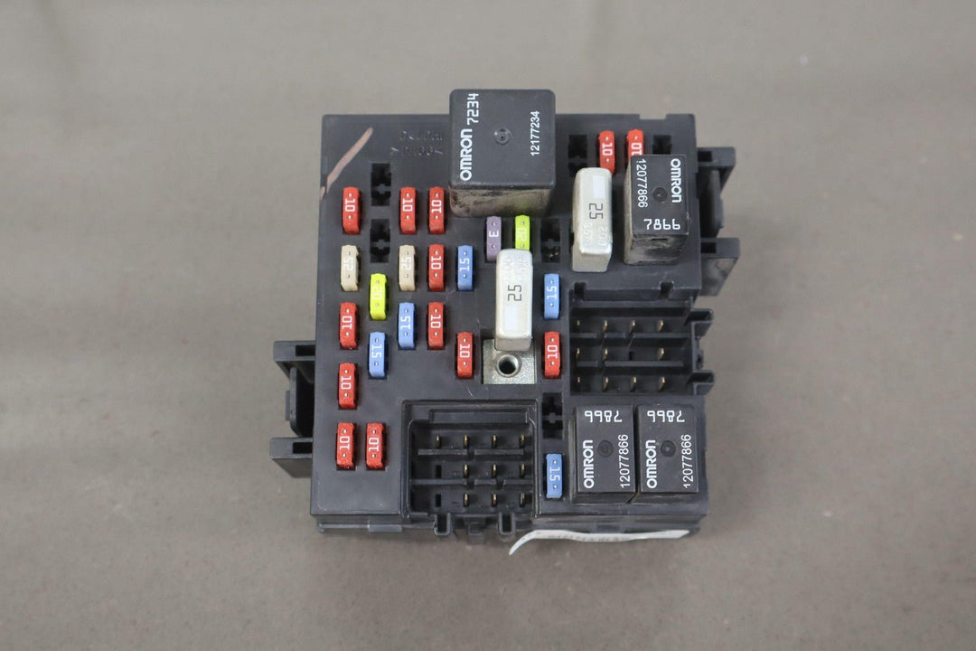2002 GMC Sierra 2500HD 6.6L LB7 Duramax Diesel Engine Fuse Box 15770992