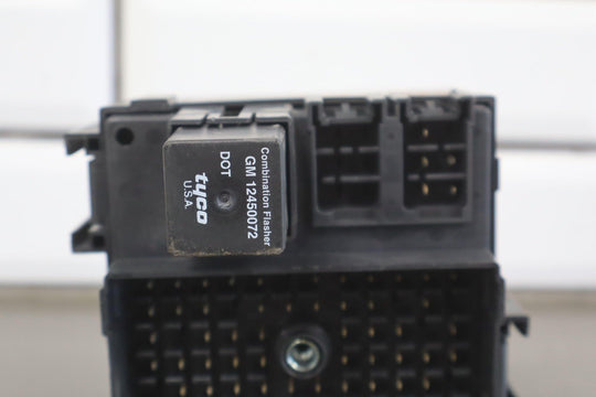 2002 GMC Sierra 2500HD 6.6L LB7 Duramax Diesel Engine Fuse Box 15770992