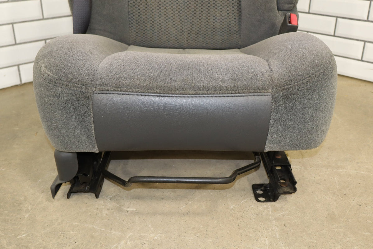 2003-07 Chevy Silverado 2500HD RH Front Cloth Seat Dark Pewter 69