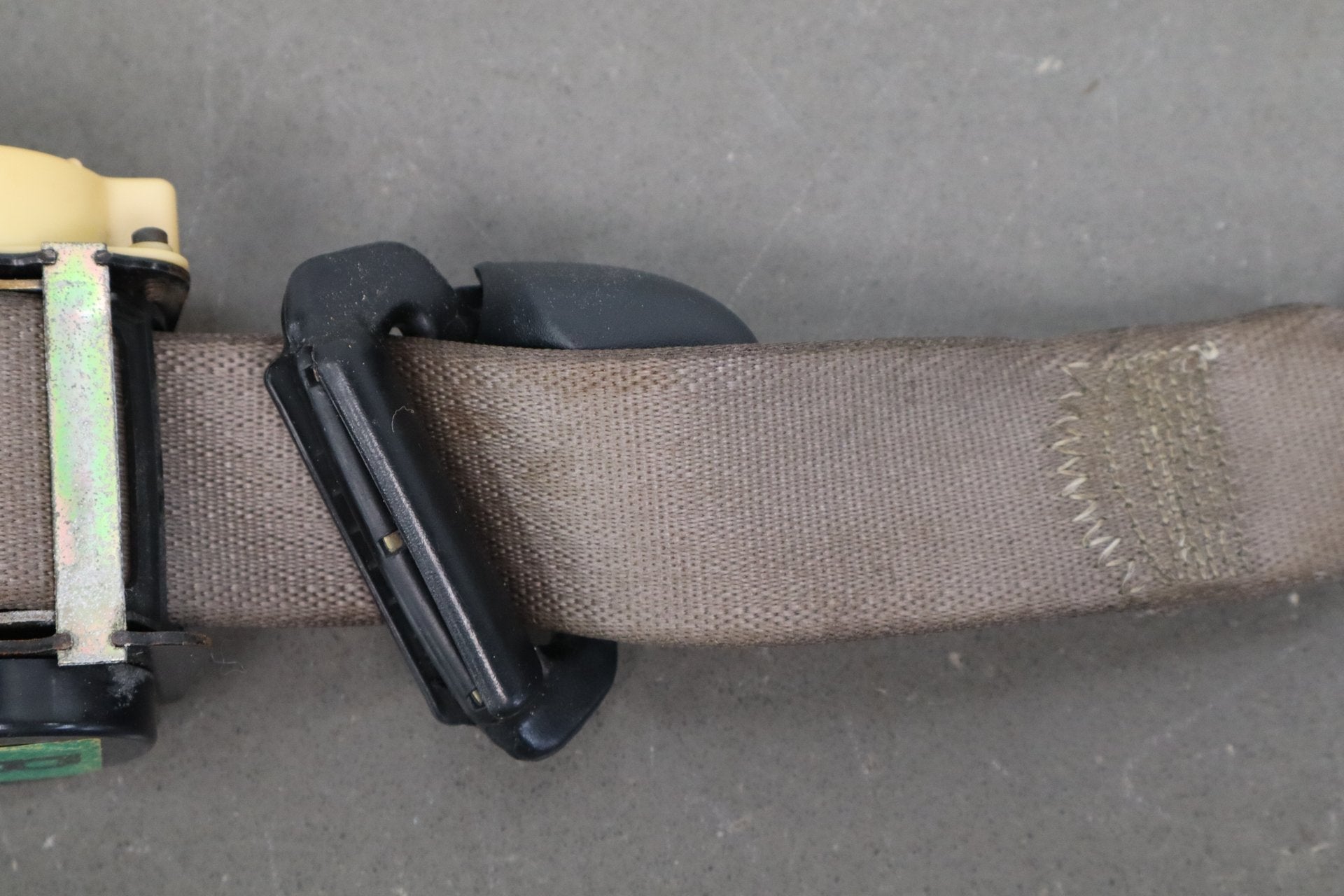 2003-2004 Chevrolet Corvette C5 Coupe Driver Front Seat Belt Light Grey