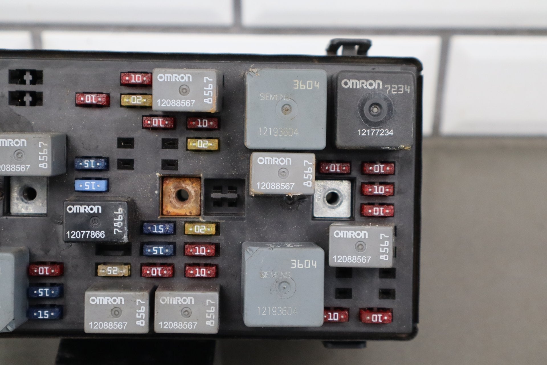 2003-2004 Chevrolet Corvette C5 - Engine Fuse Box 10316193