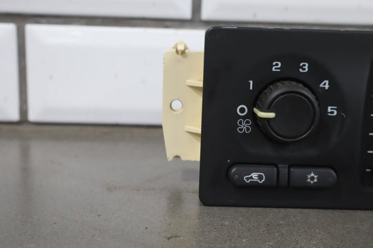 2003 - 2004 Chevrolet Silverado 2500 Climate Control 21997350 OEM