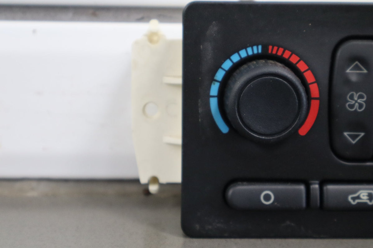 2003-2004 Chevrolet Silverado 2500 Climate Control 21997352 OEM
