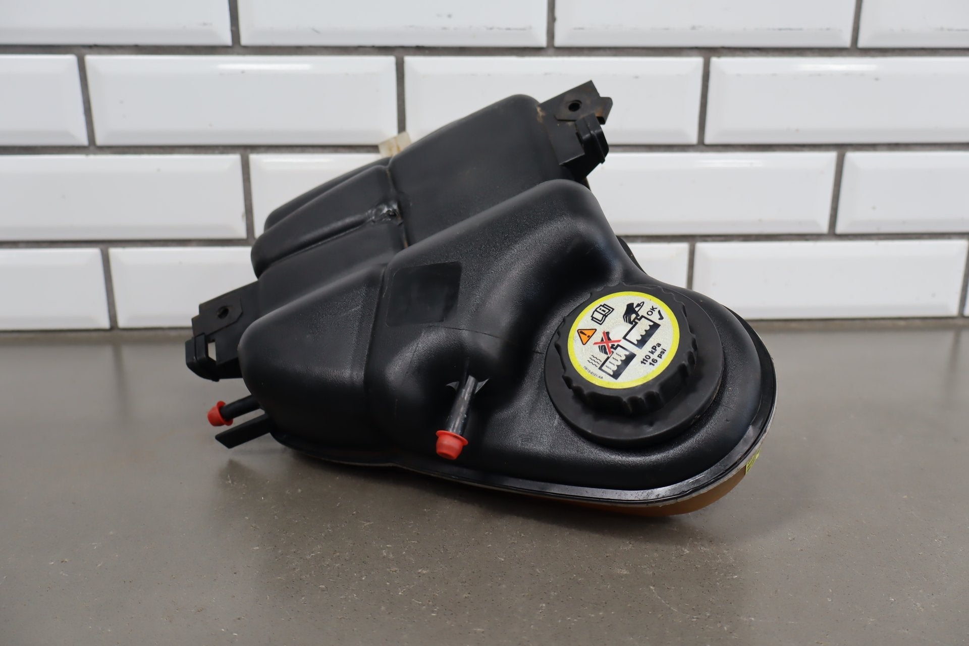 2003-2004 Ford F250 F350 6.0L Powerstroke Coolant Degas Bottle Assembly