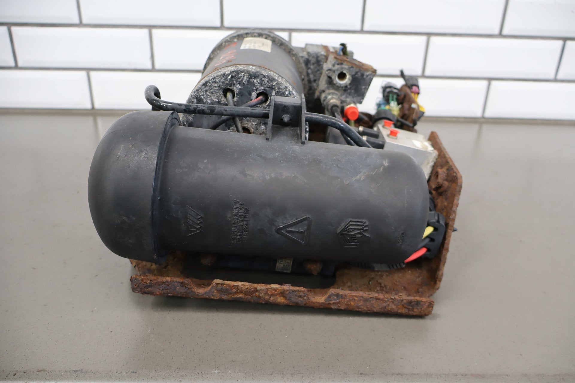 2003-2004 Hummer H2 Air Ride Compressor 89038592