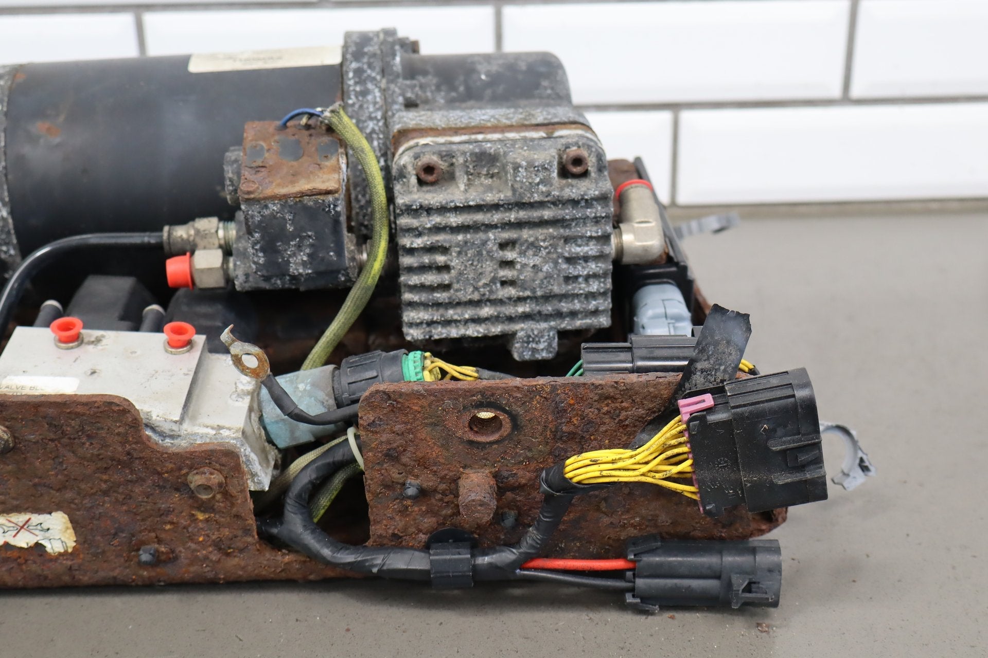 2003-2004 Hummer H2 Air Ride Compressor 89038592