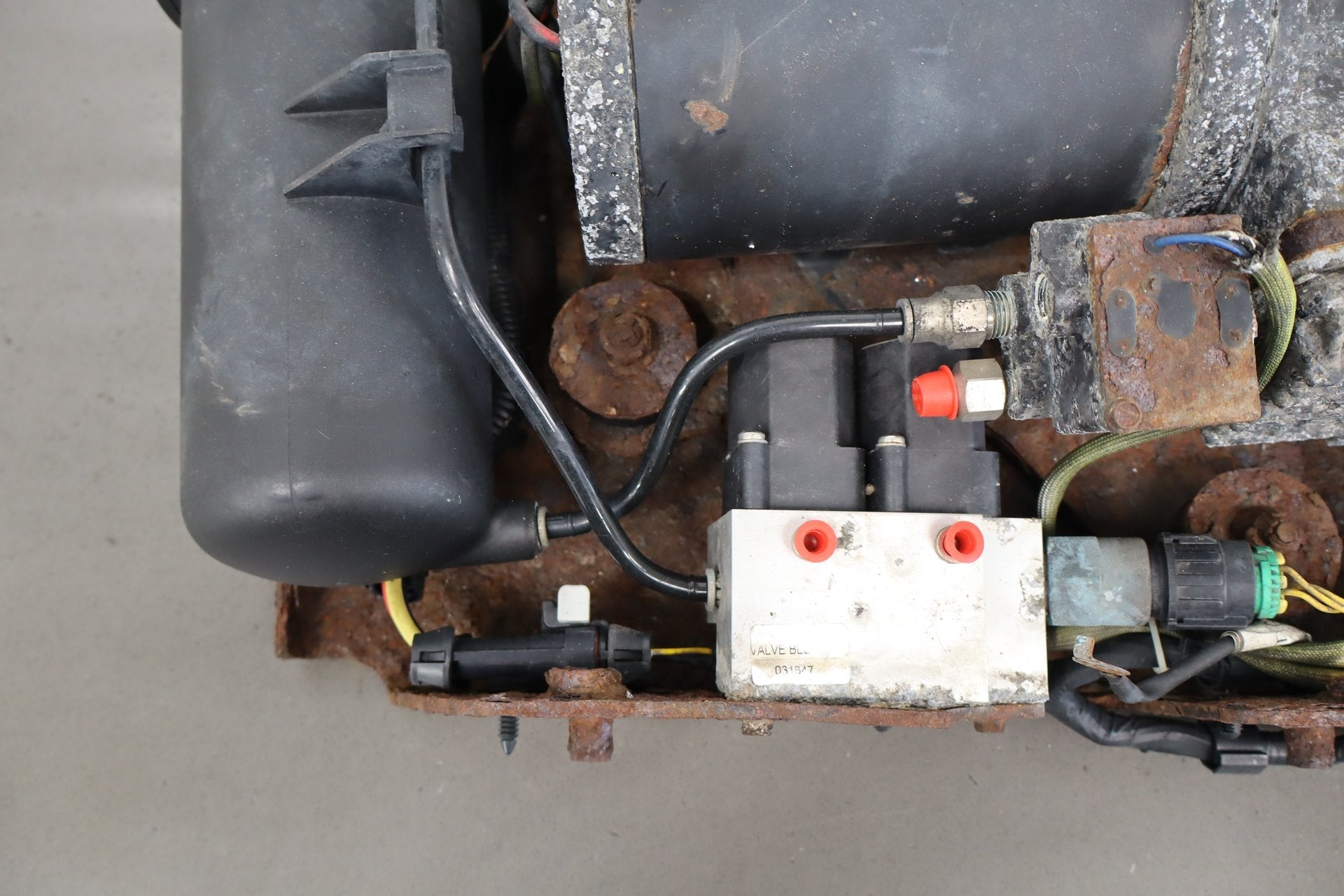 2003-2004 Hummer H2 Air Ride Compressor 89038592