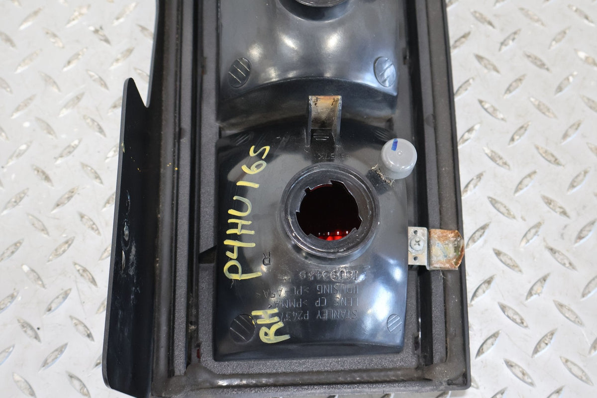 2003-2004 Hummer H2 Right Tail Light 15193459