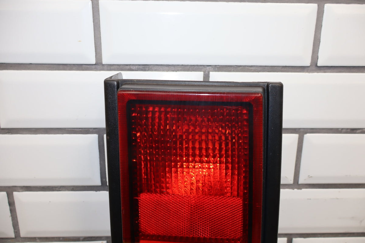 2003-2004 Hummer H2 Right Tail Light 15193459