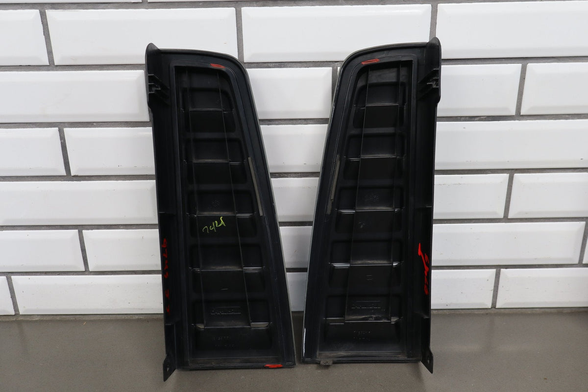 2003-2004 Hummer H2 Taillight Set Left Right W/ Painted Tail Panel Moldings