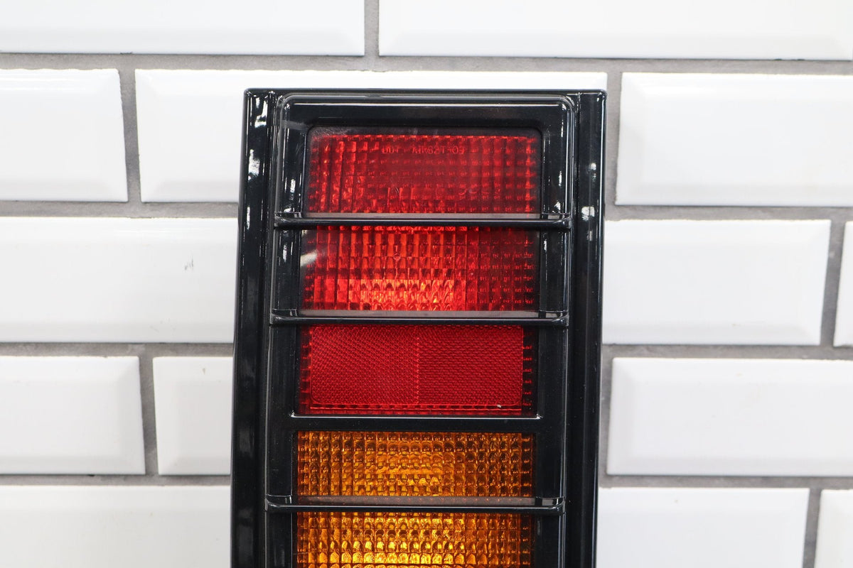 2003-2004 Hummer H2 Taillight Set Left Right W/ Painted Tail Panel Moldings