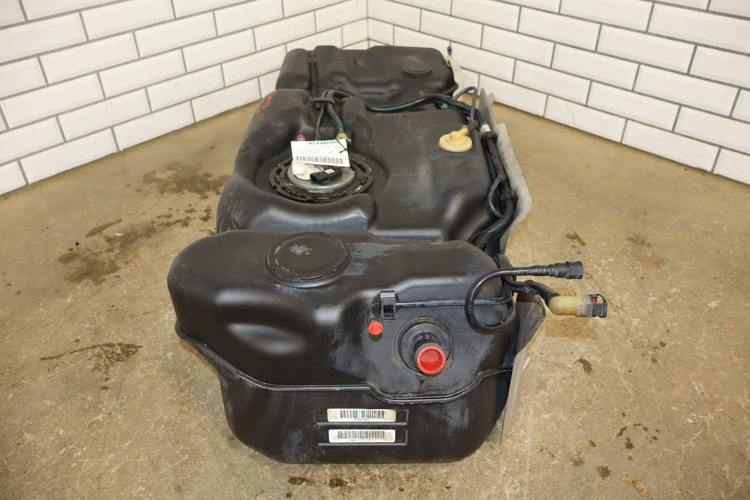 2003 - 2005 GMC Yukon Denali 6.0L LQ4 Fuel Tank with Pump Tested Genuine