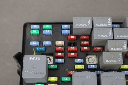 2003 - 2005 GMC Yukon Denali GMT800 Engine Fuse Box Genuine