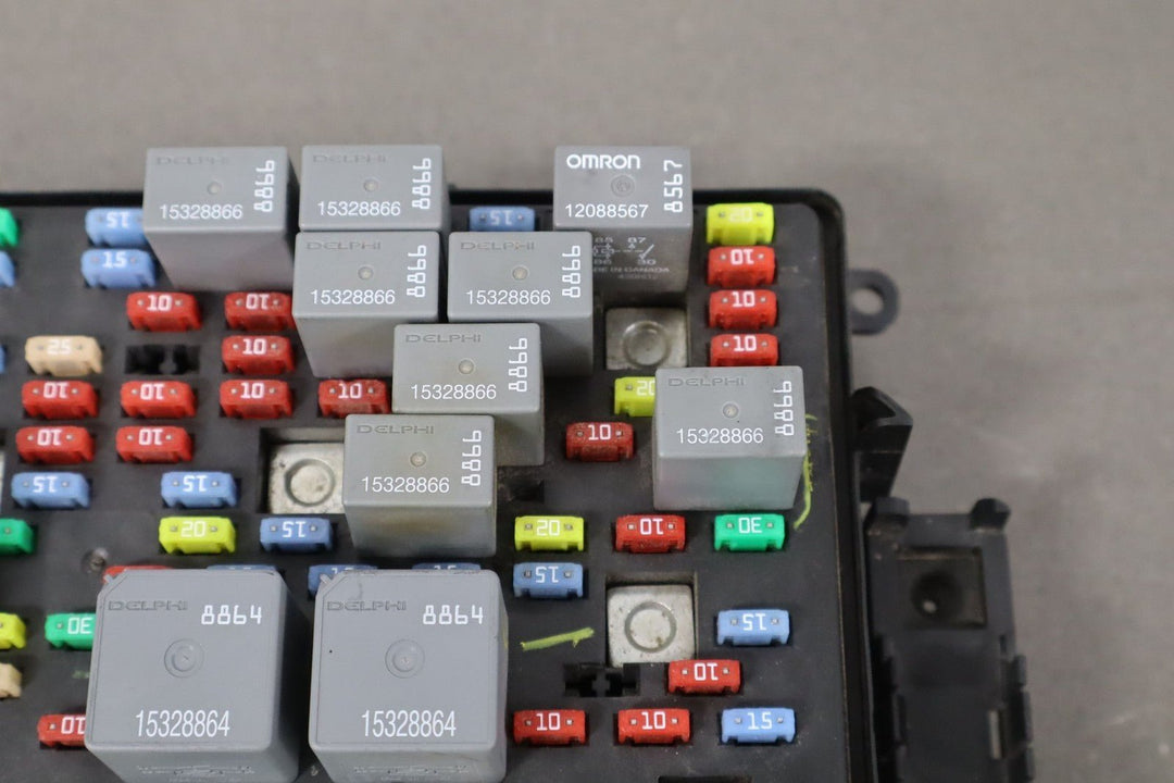 2003 - 2005 GMC Yukon Denali GMT800 Engine Fuse Box Genuine