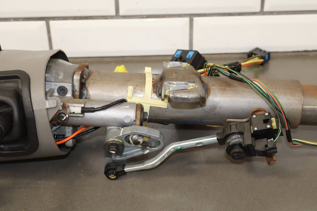 2003 - 2005 GMC Yukon Steering Column with Keys (No Fobs)