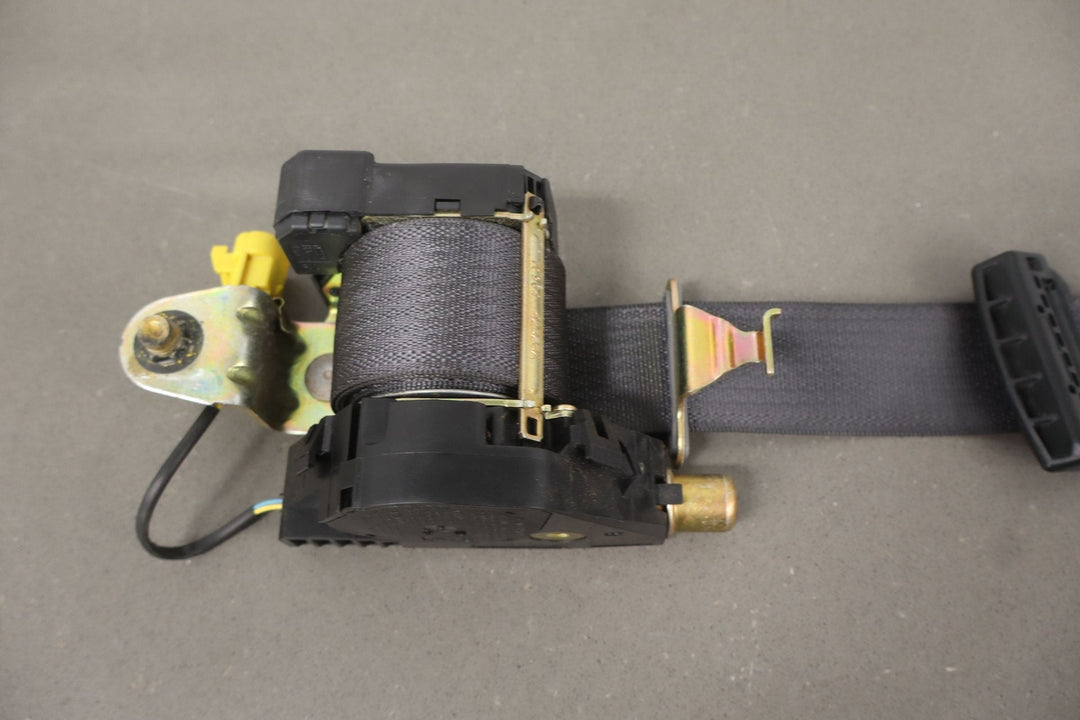 2003 - 2006 Chevy SSR Front Right RH Passenger Seat Belt Retractor (Ebony 19i)