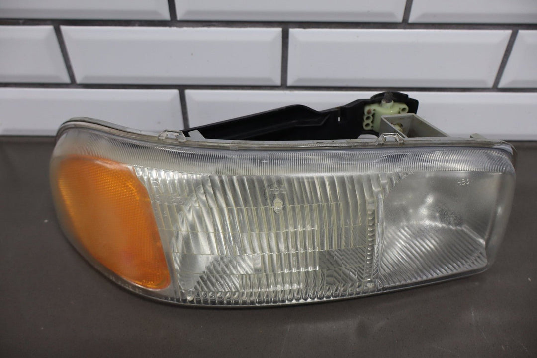 2003 - 2006 GMC Sierra 2500 HD Right Headlamp 15850352 *Hazy*