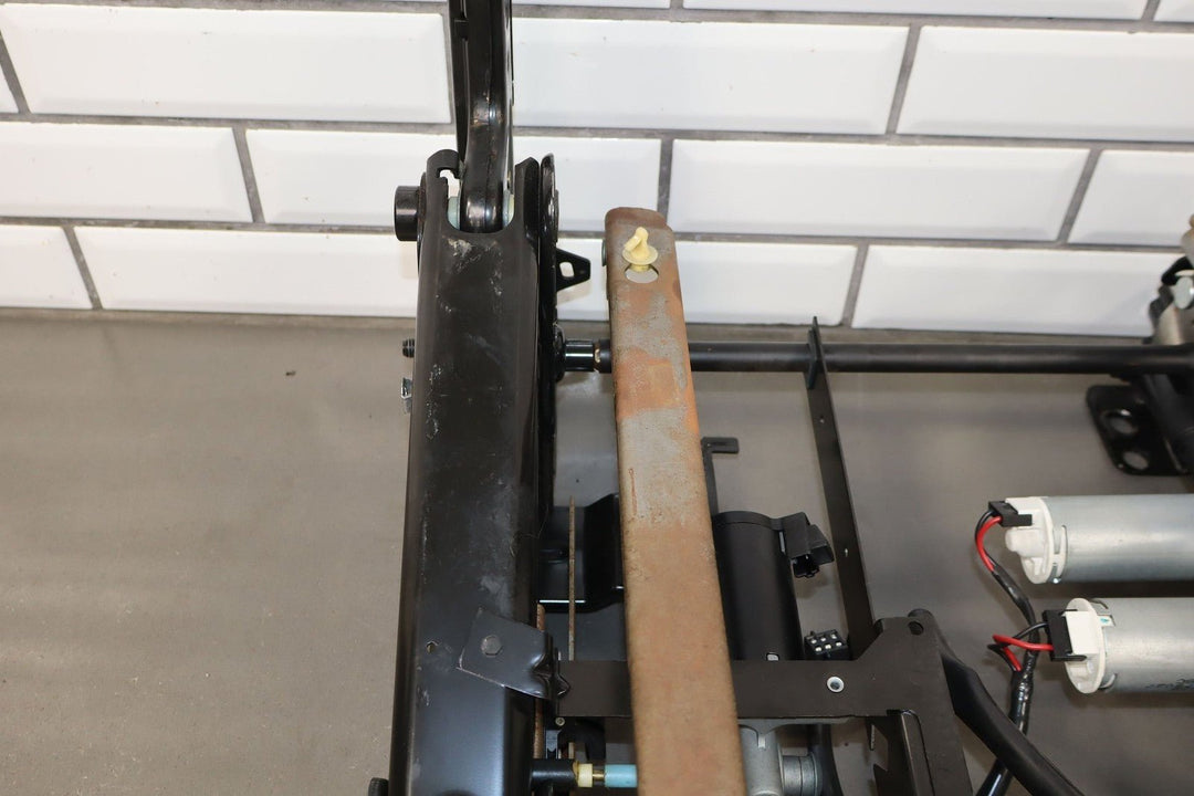 2003 - 2006 GMC Yukon Front GMT800 12 Way Left Front Power Seat Track