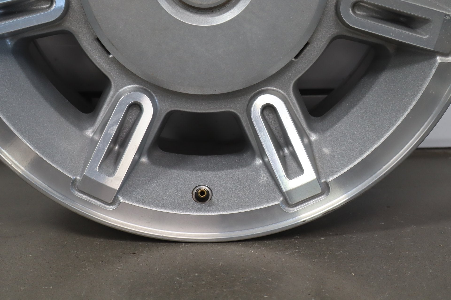 2003-2007 Hummer H2 17x8.5 OEM Wheel- Single Silver