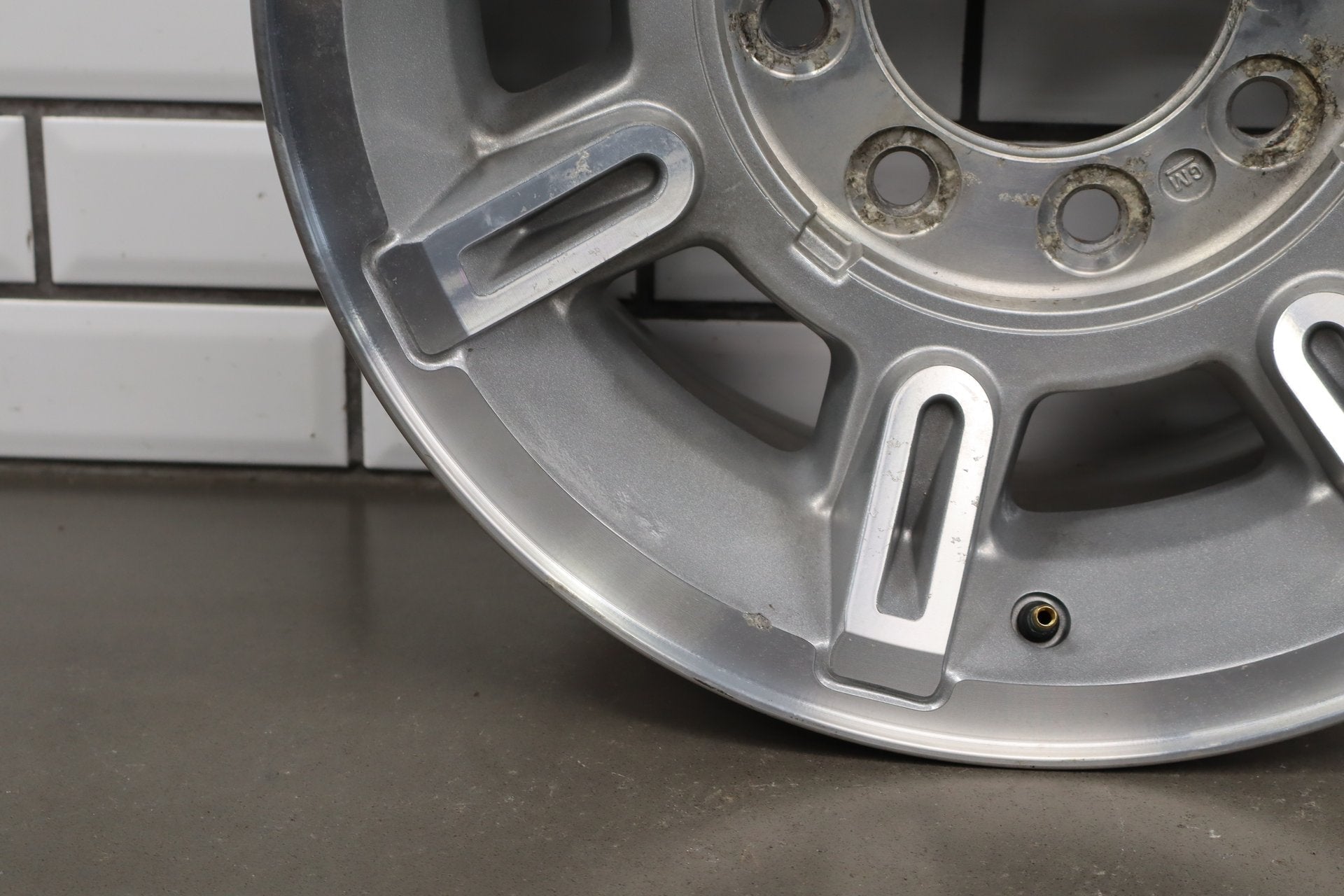 2003-2007 Hummer H2 17x8.5 OEM Wheel - Single Silver