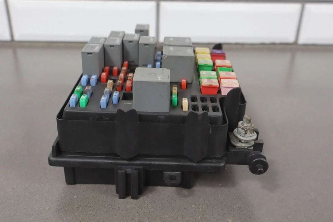 2003 - 2007 Hummer H2 6.0L Engine Underhood Fuse Junction Relay Box