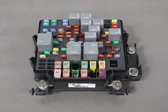 2003 - 2007 Hummer H2 6.0L Engine Underhood Fuse Junction Relay Box