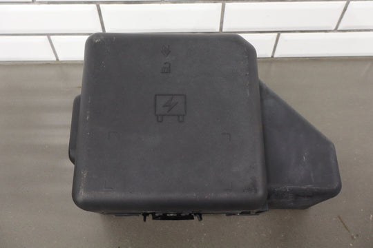 2003 - 2007 Hummer H2 6.0L Engine Underhood Fuse Junction Relay Box