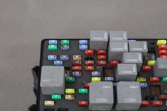 2003 - 2007 Hummer H2 6.0L Engine Underhood Fuse Junction Relay Box