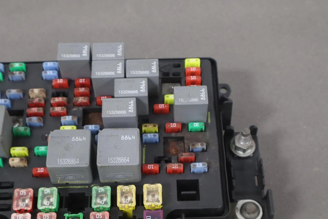 2003 - 2007 Hummer H2 6.0L Engine Underhood Fuse Junction Relay Box