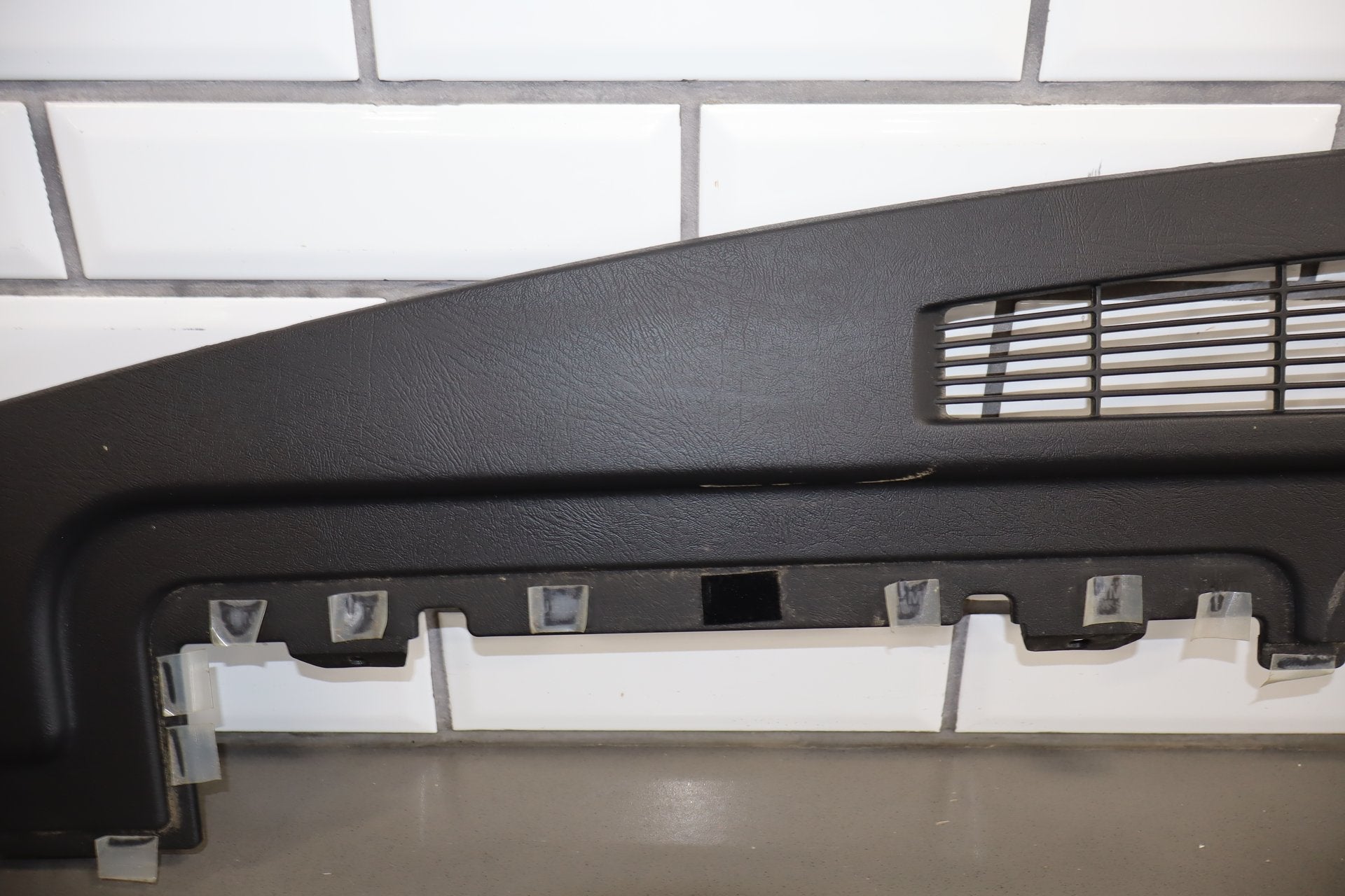2003-2007 Hummer H2- Dash Upper Defroster Vent 15142915