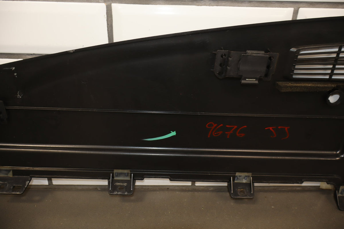 2003-2007 Hummer H2- Dash Upper Defroster Vent 15142915