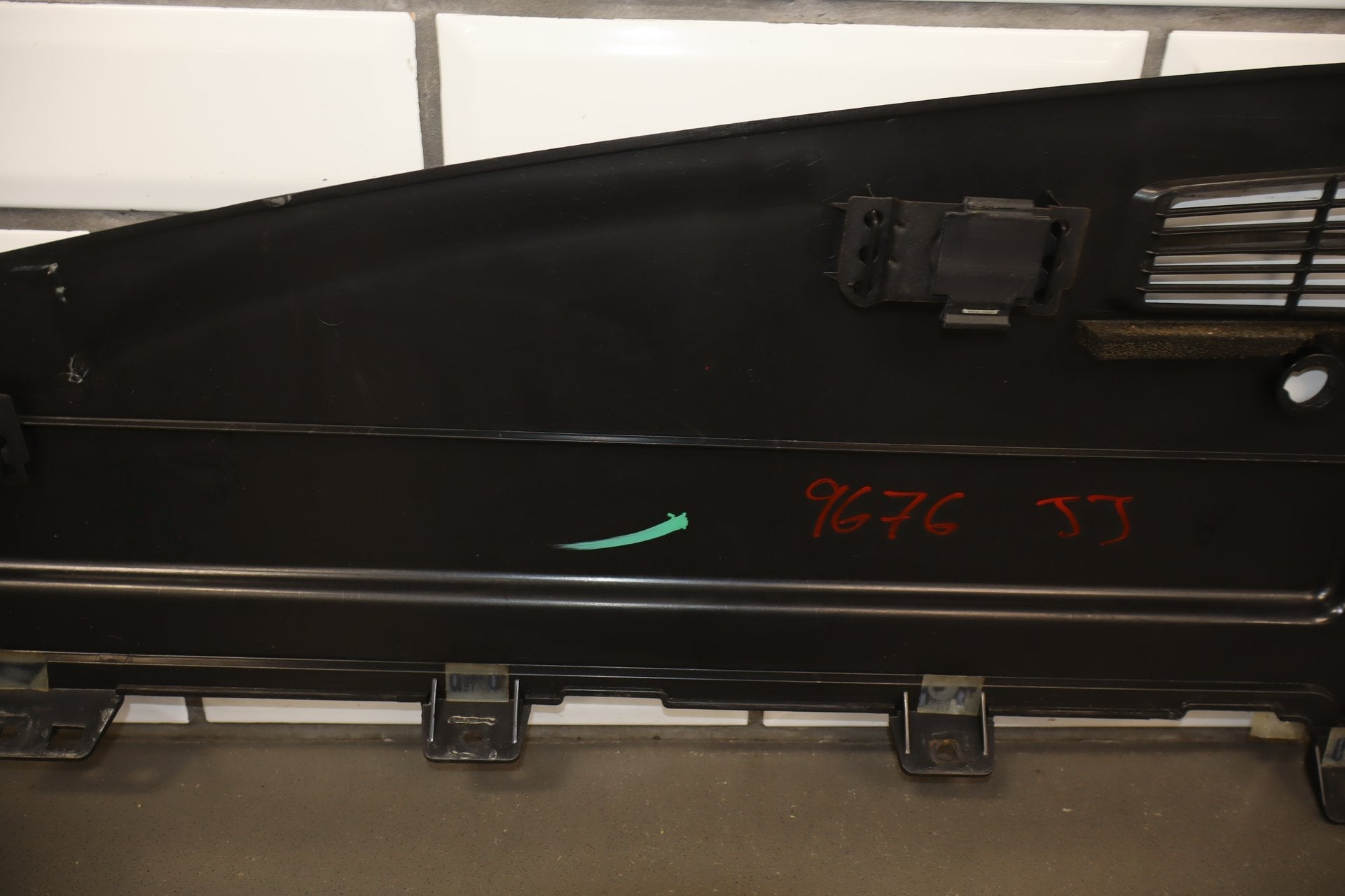 2003-2007 Hummer H2- Dash Upper Defroster Vent 15142915