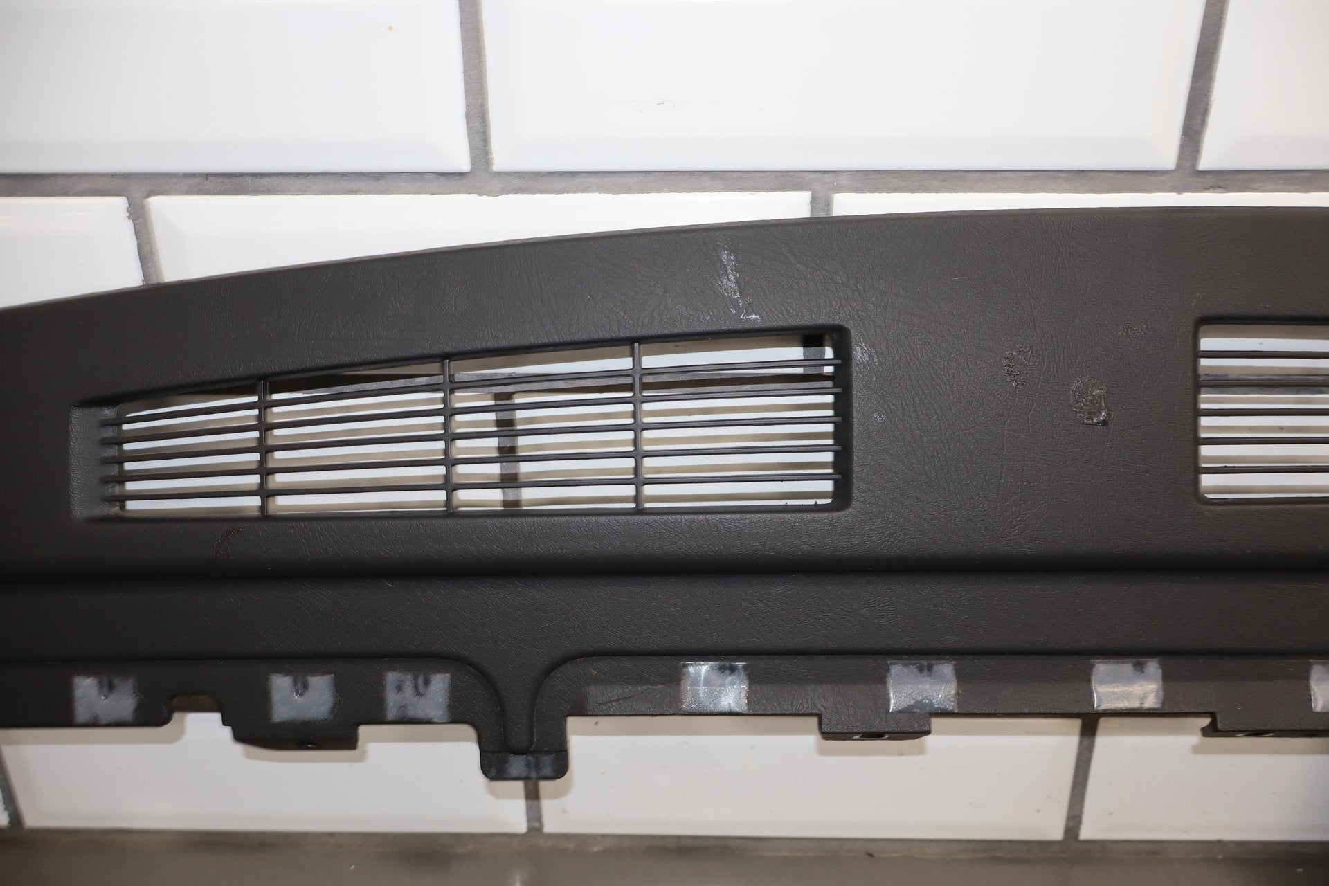 2003-2007 Hummer H2- Dash Upper Defroster Vent 15142915