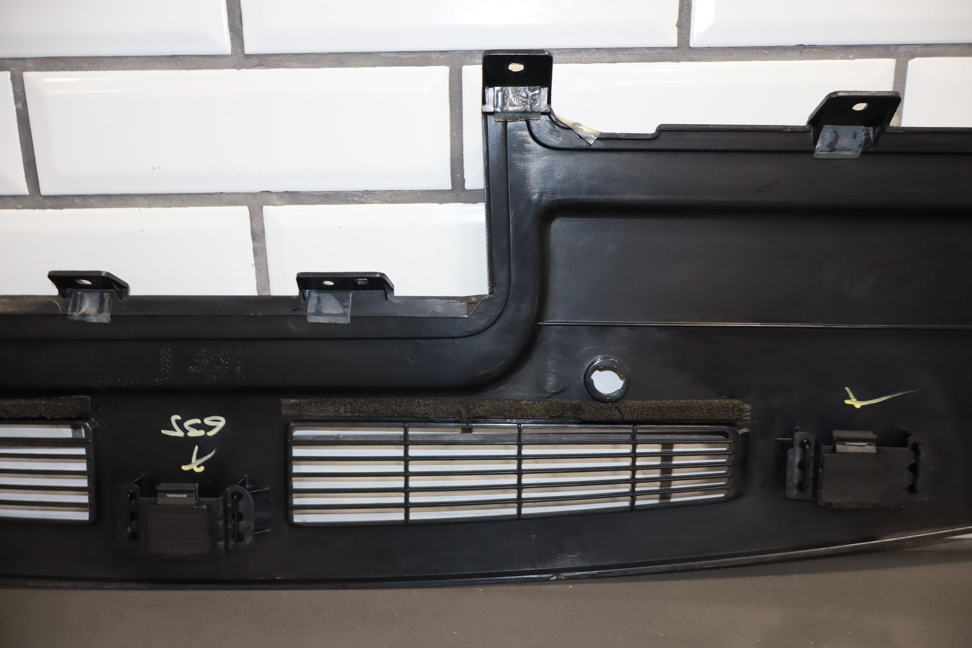 2003-2007 Hummer H2- Dash Upper Defroster Vent 15142915