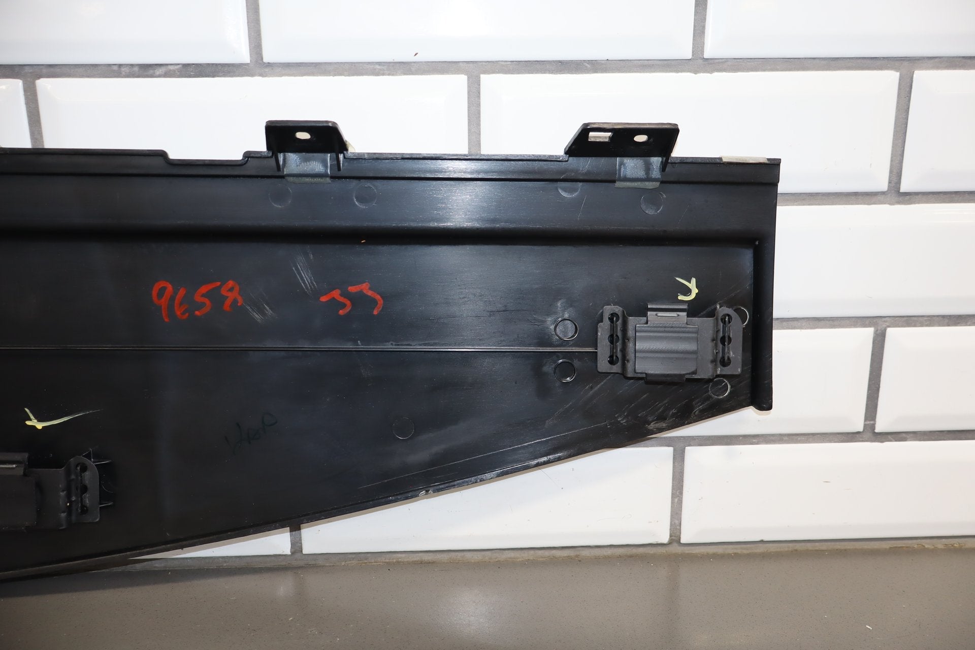 2003-2007 Hummer H2- Dash Upper Defroster Vent 15142915