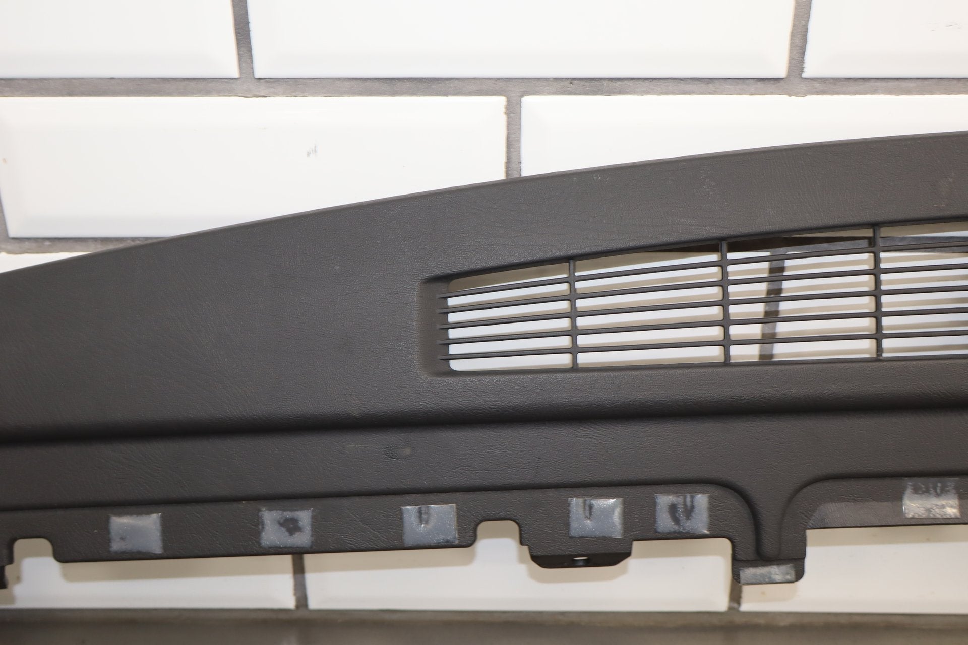 2003-2007 Hummer H2- Dash Upper Defroster Vent 15142915