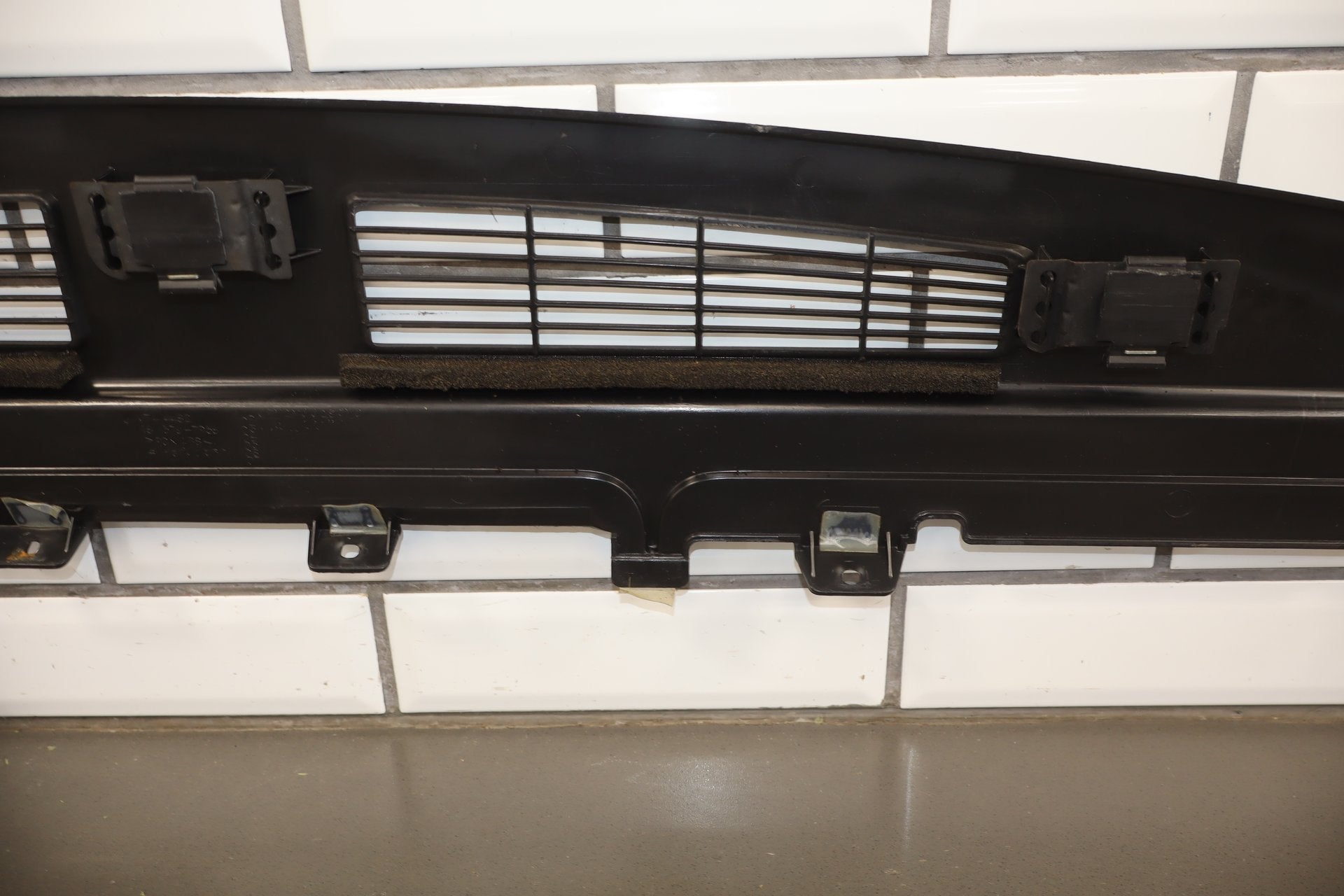 2003-2007 Hummer H2- Dash Upper Defroster Vent 15142915