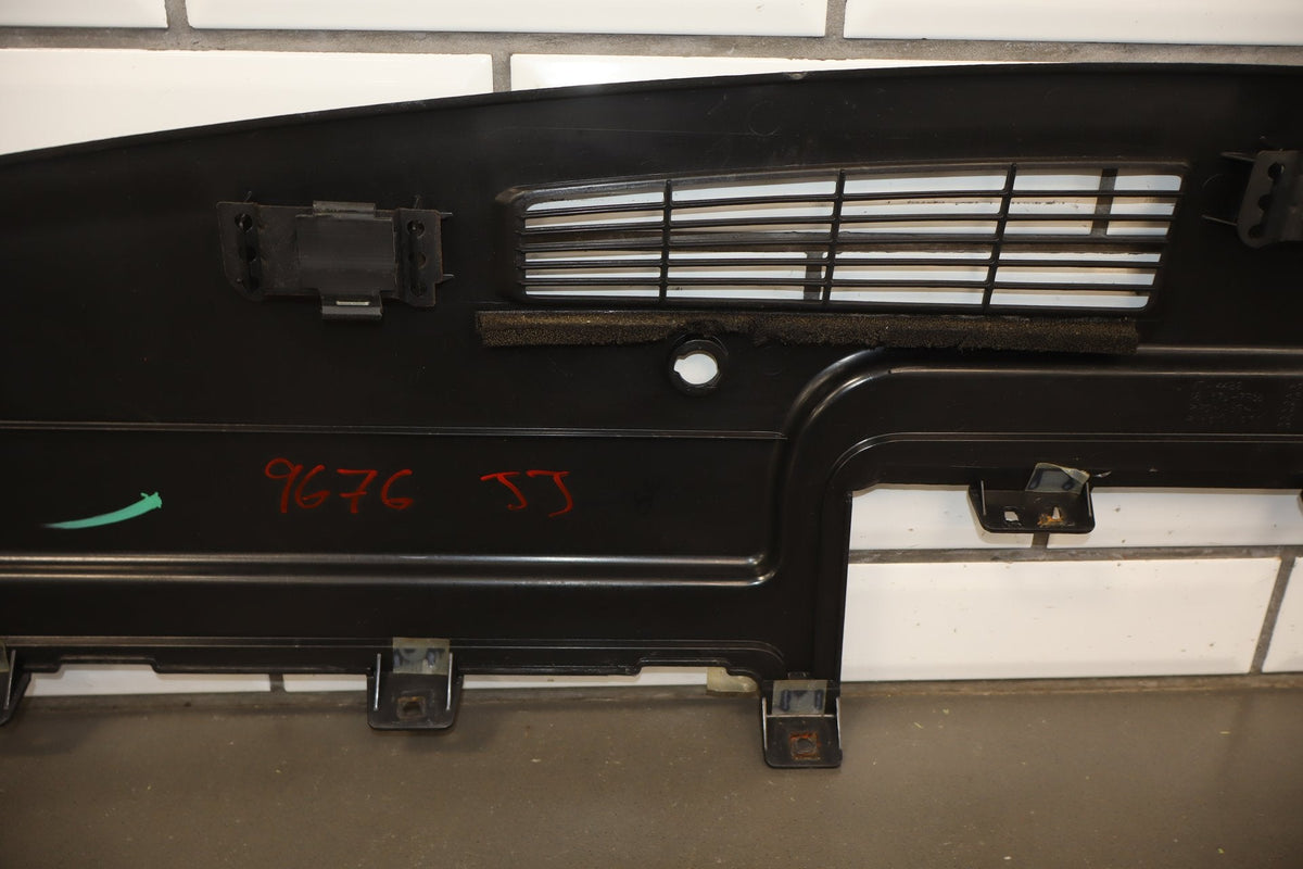 2003-2007 Hummer H2- Dash Upper Defroster Vent 15142915