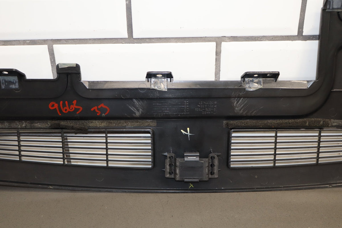2003-2007 Hummer H2- Dash Upper Defroster Vent 15142915