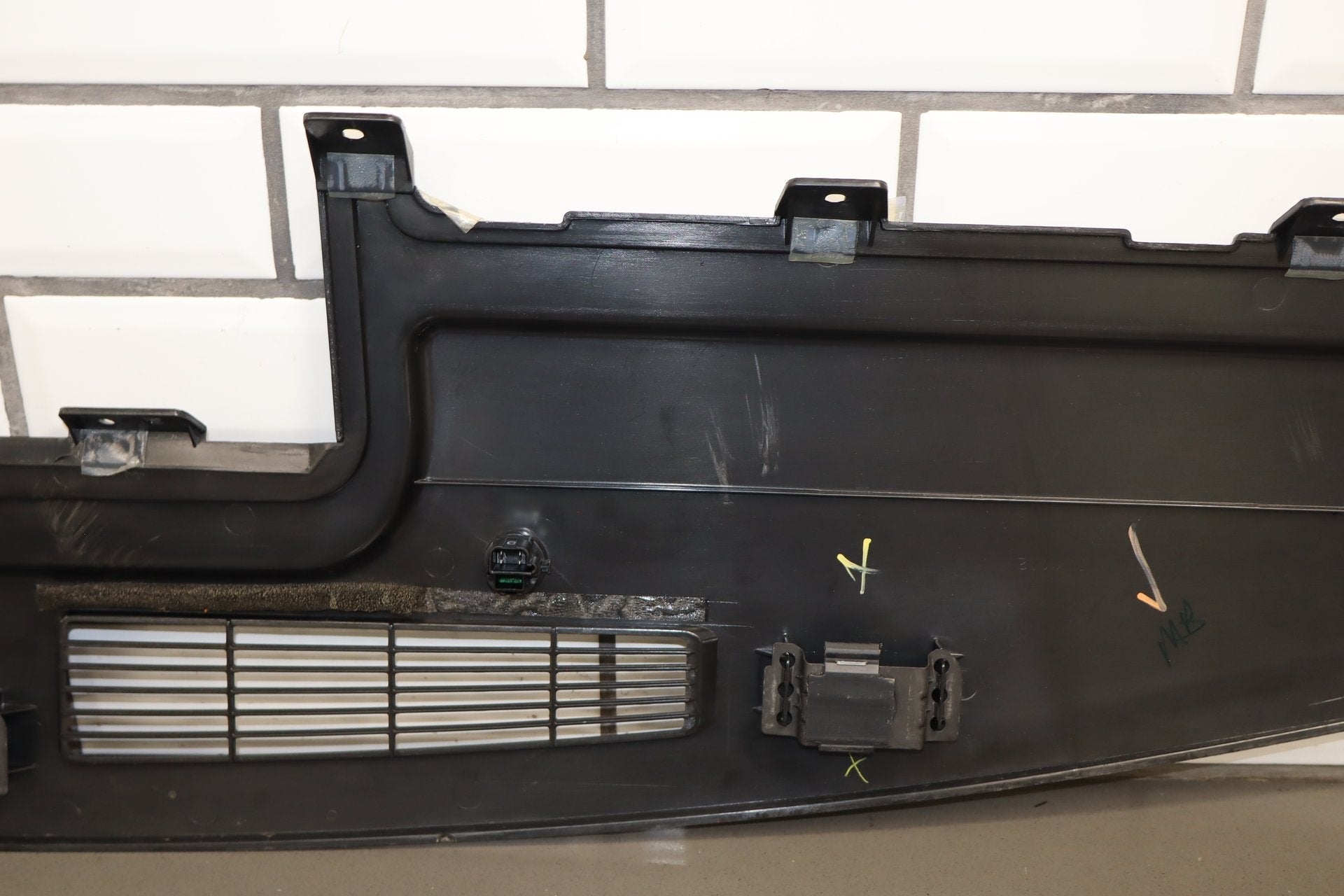 2003-2007 Hummer H2- Dash Upper Defroster Vent 15142915